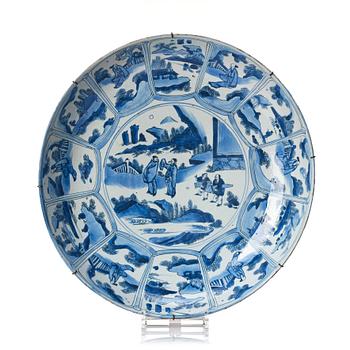 786. A large Chinese blue and white kraak dish, Ming dynasty, late Wanli/1630's.