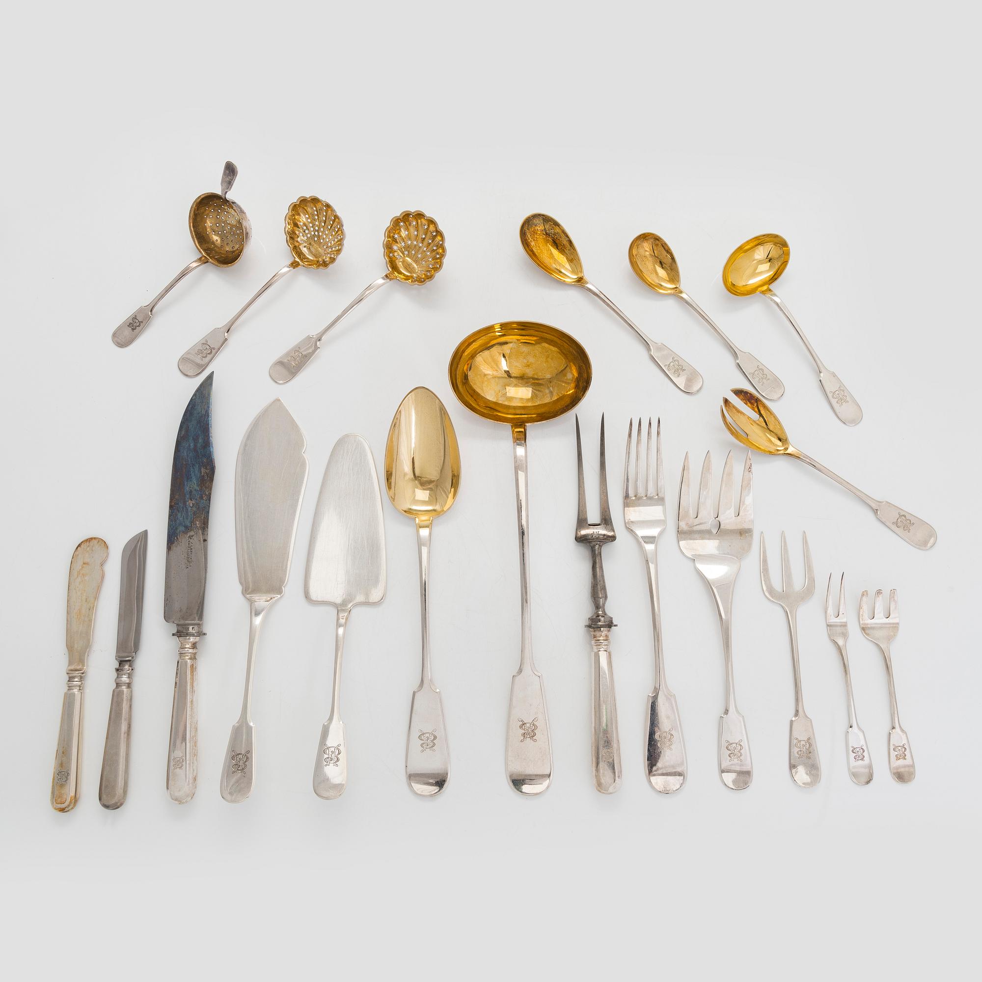 A canteen box of 253 pieces silver cutlery by Viktor Lindman, Helsinki 1916.