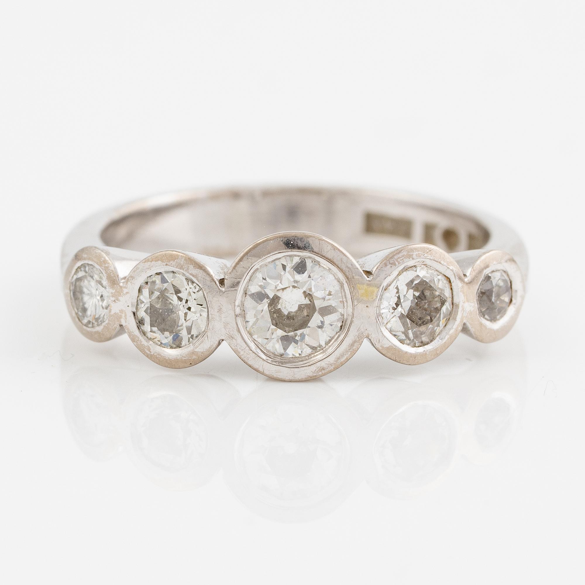 Ring 18K vitguld med fem gammalslipade diamanter.