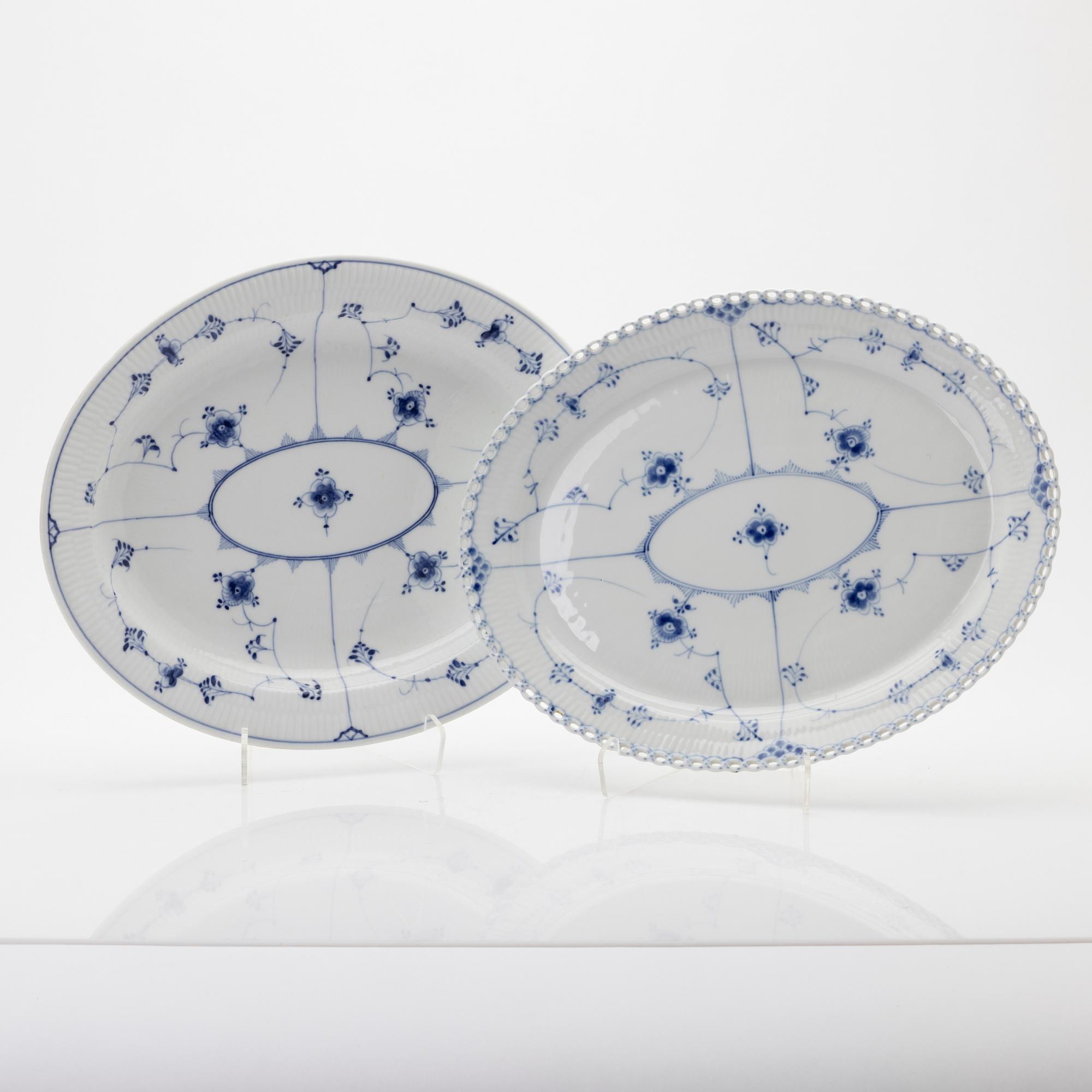 Royal Copenhagen, matservis, 68 delar, "Musselmalet", bland annat helblonde, Danmark.