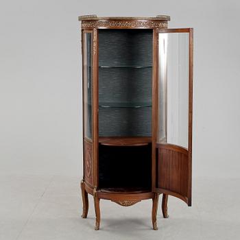 VITRINSKÅP, Louis XVI stil, 1900-talets andra hälft.