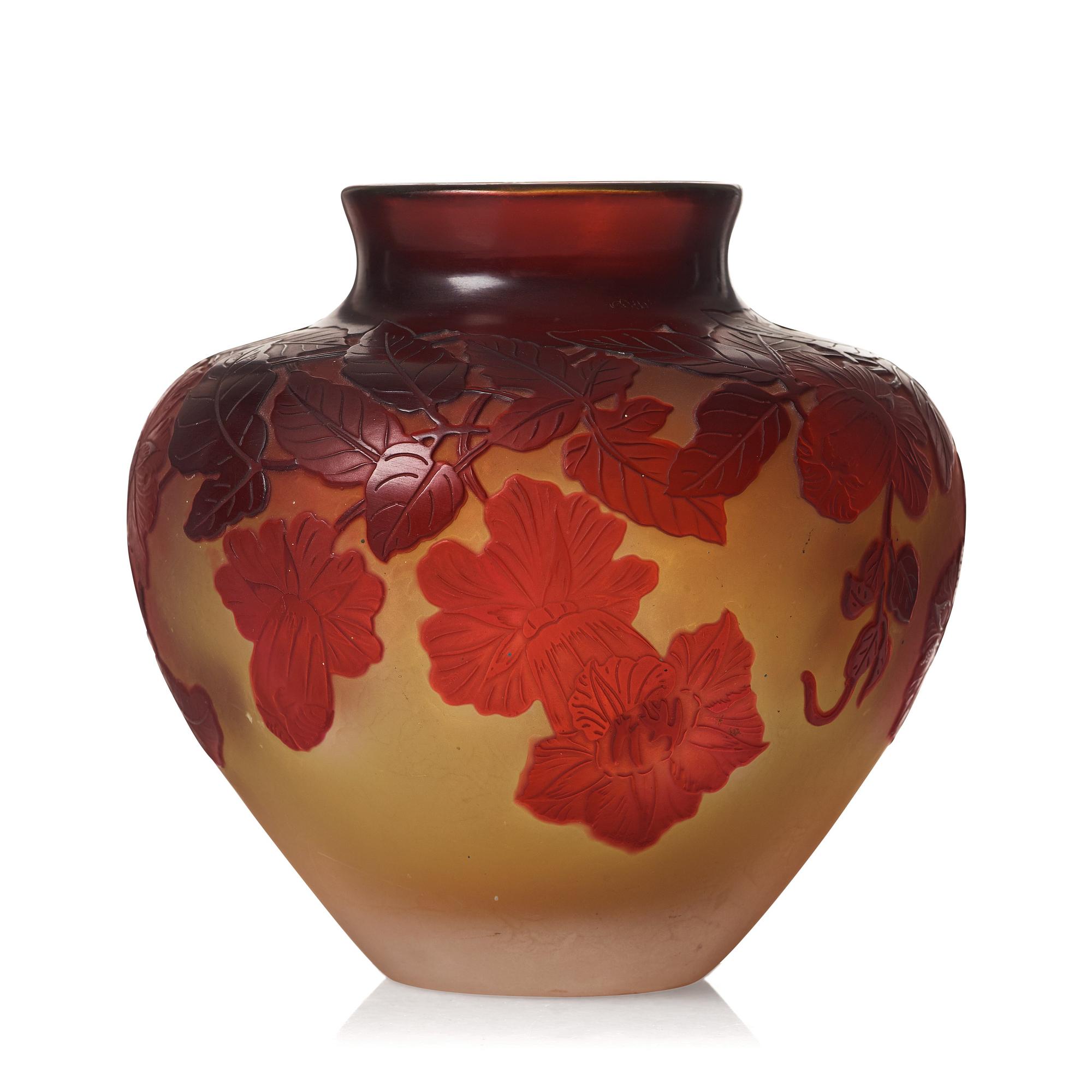 2024年のクリスマスの特別な衣装 Emile Gallé, an Art Nouveau cameo glass vase, Nancy, France 工芸ガラス