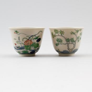 KOPPAR, 2 st, porslin, Kina, med Kangxi sex karaktärers märke, 1900-tal.