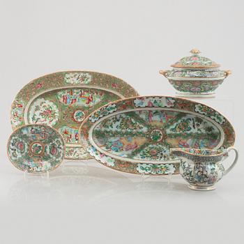 Five pieces of Canton Rose medallion porcelain, China, Qingdynasty, 18th century.