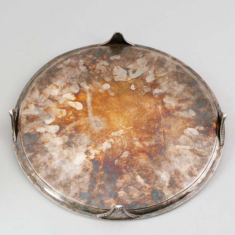 BRICKA, silver, sk salver, John Crouch & Thomas Hannam, London 1782. Vikt ca 1250 g.