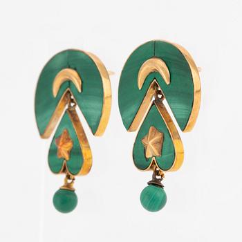 Earrings, a pair, gold with malachite.