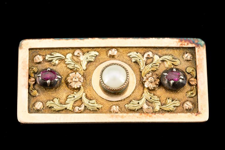 BROSCH, 14 k guld, av collierlås med pärla samt rubiner. Vikt ca 8 g.