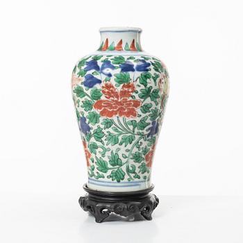 A wucai decorated vase, Transition, 17th century.
