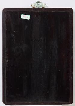 PLAKETT, trä med sten och pärlemorinläggningar, sen Qing (1644-1912).