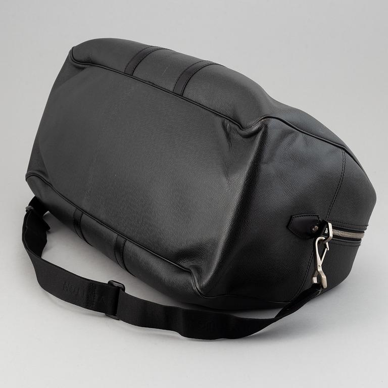 Louis Vuitton, a 'Taiga Kendall GM'.