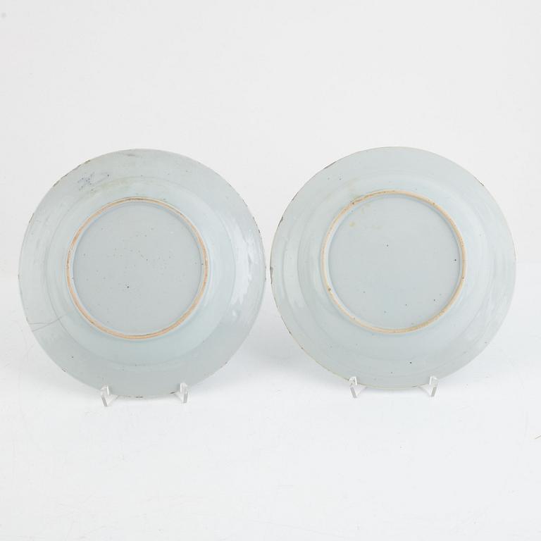 Two plates, two soup dishes and a serving dish, export porcelain, Qing Dynasty, Qianlong (1736-95).