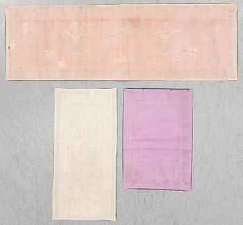 TEXTILIER, tre stycken, broderat siden. Kina, omkring 1900.