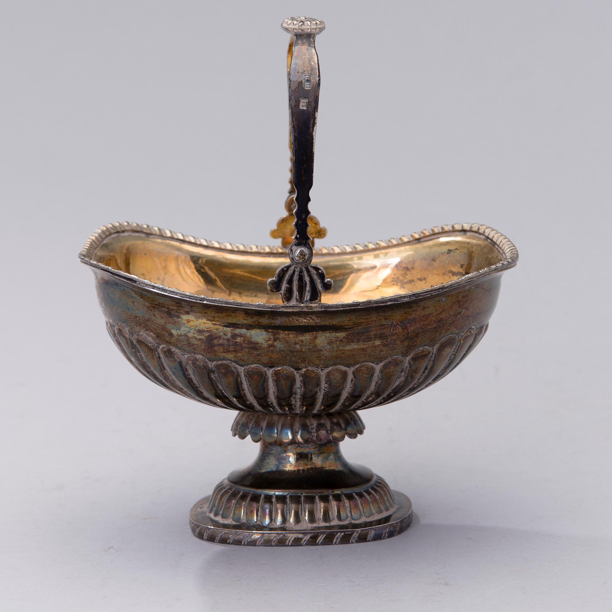 BONBONJÄR, silver, kontrollmästarstämpel Michail Michailovich Kaprinski, Moskva 1822. Vikt 300 g.