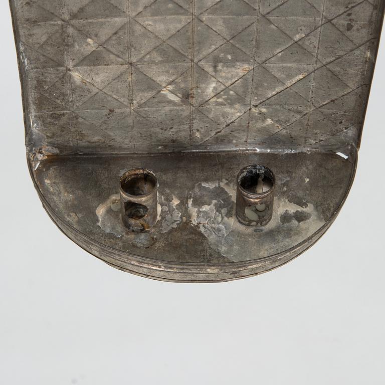 Vägglampett för två ljus, bleckplåtssmide,  Finland, trol. 1800-tal.