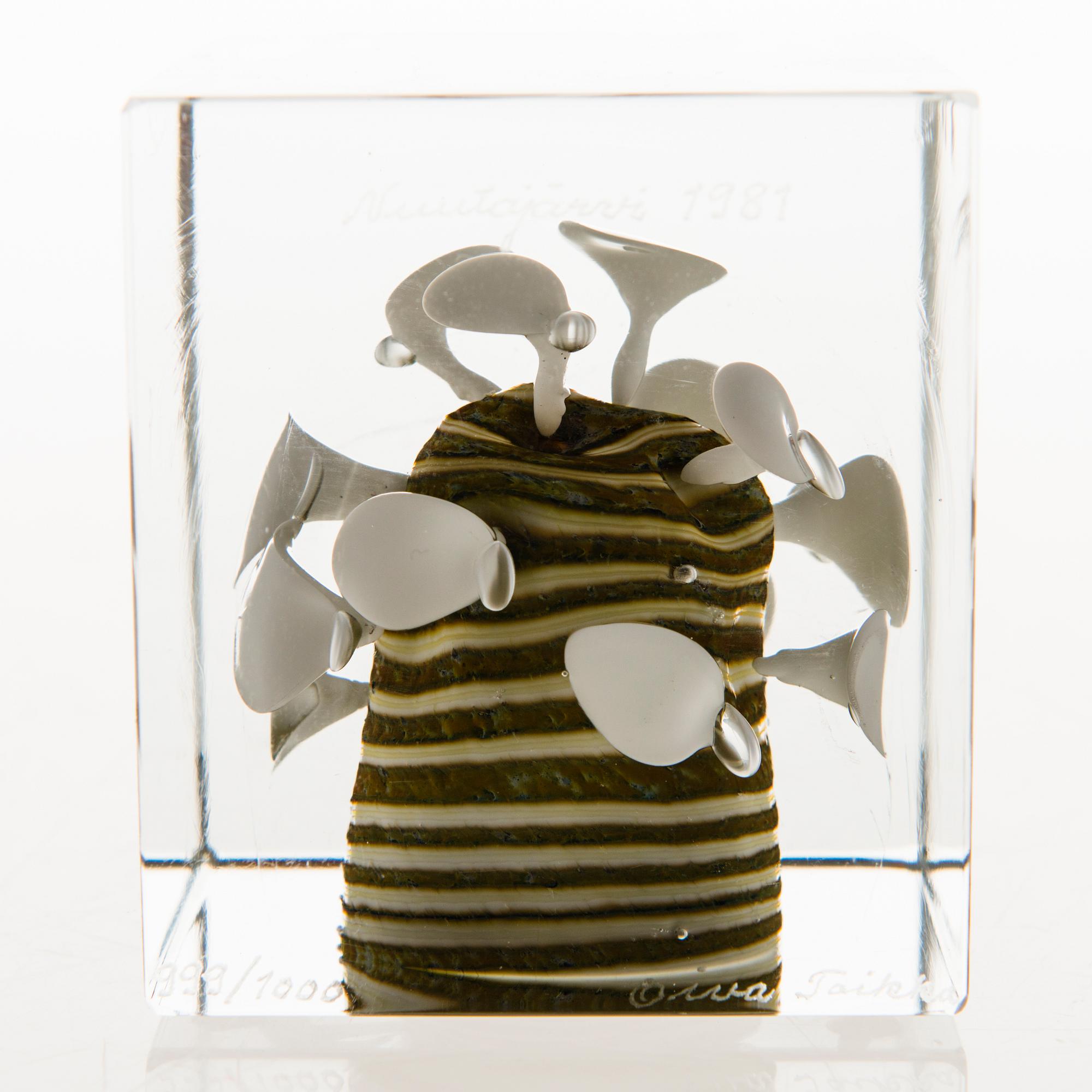 OIVA TOIKKA, An annual glass cube signed Oiva Toikka, Nuutajärvi 1981, numbered 999/1000.