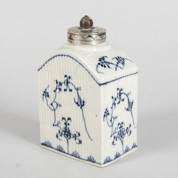 A blue and white porcelain tea caddy, around 1800.