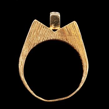 RING, 18k guld med 3 fasettslipade stenar. Stigbert, Stockholm, 1974. Vikt 7 g.