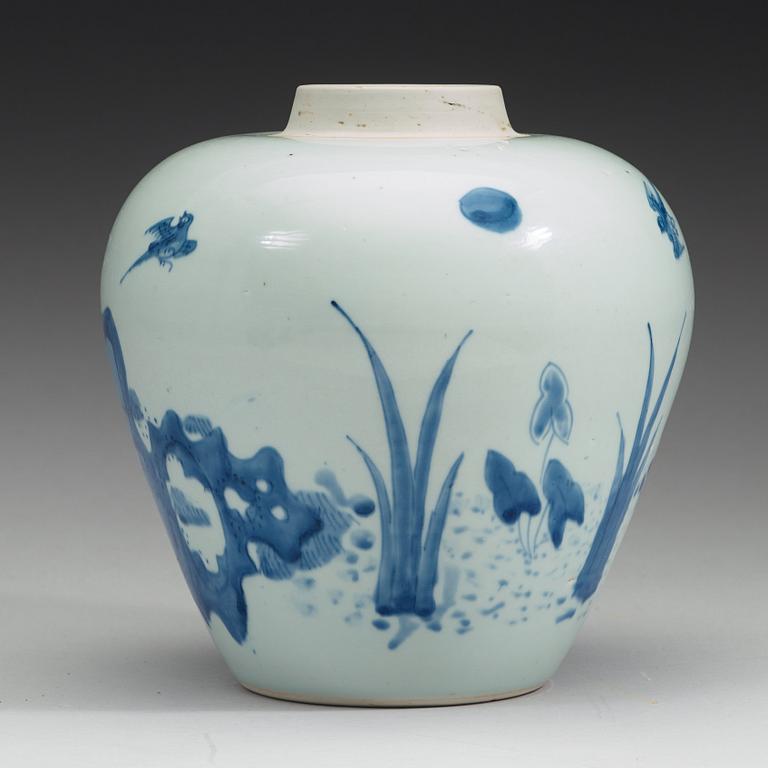 A blue and white ovoid jar, Transitional, 17th century.