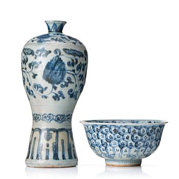 A blue and white Meiping vase and a bowl, 16th Century.