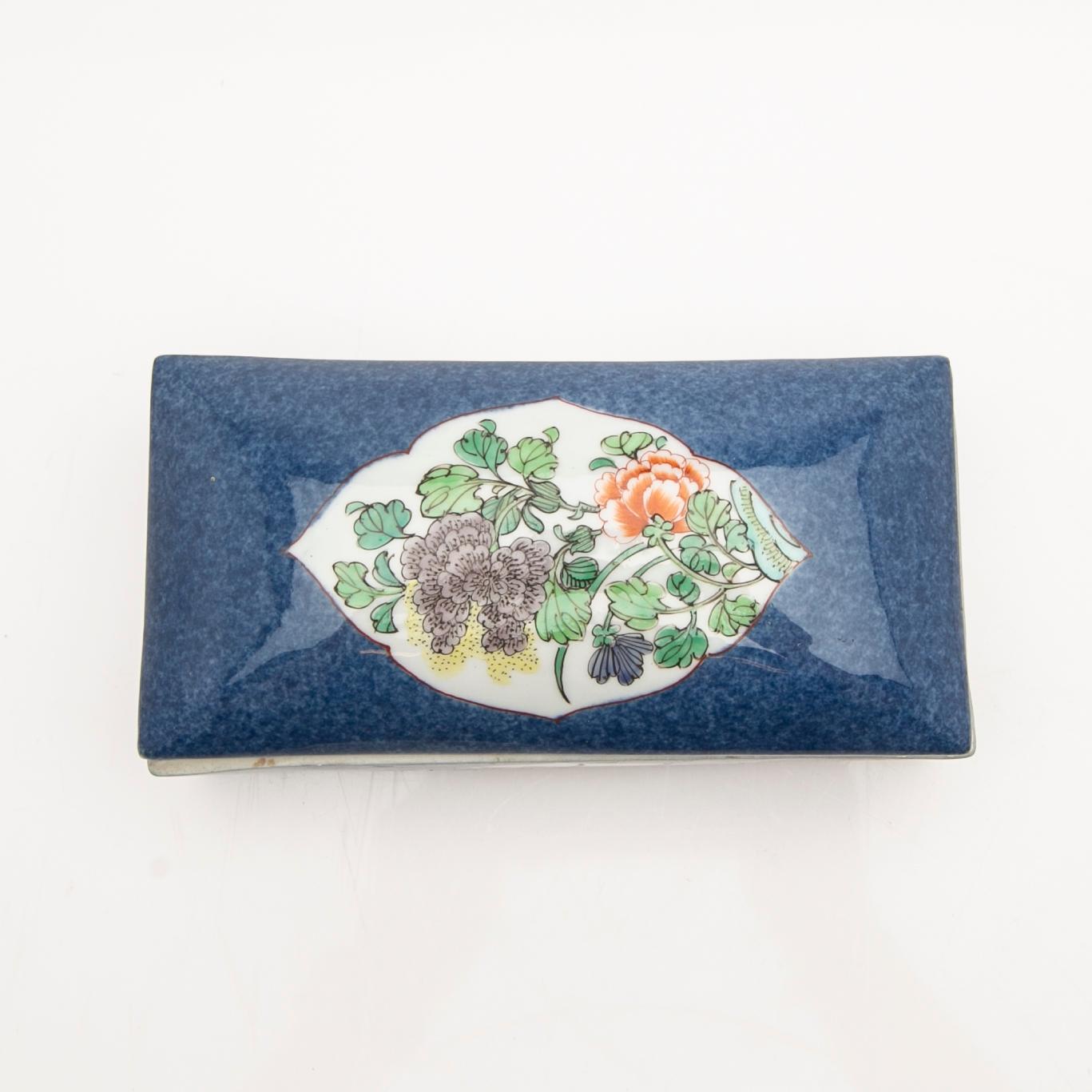 A lot comprising 3 pieces of porcelain, China, Qing dynasty, late 19th/20th century.