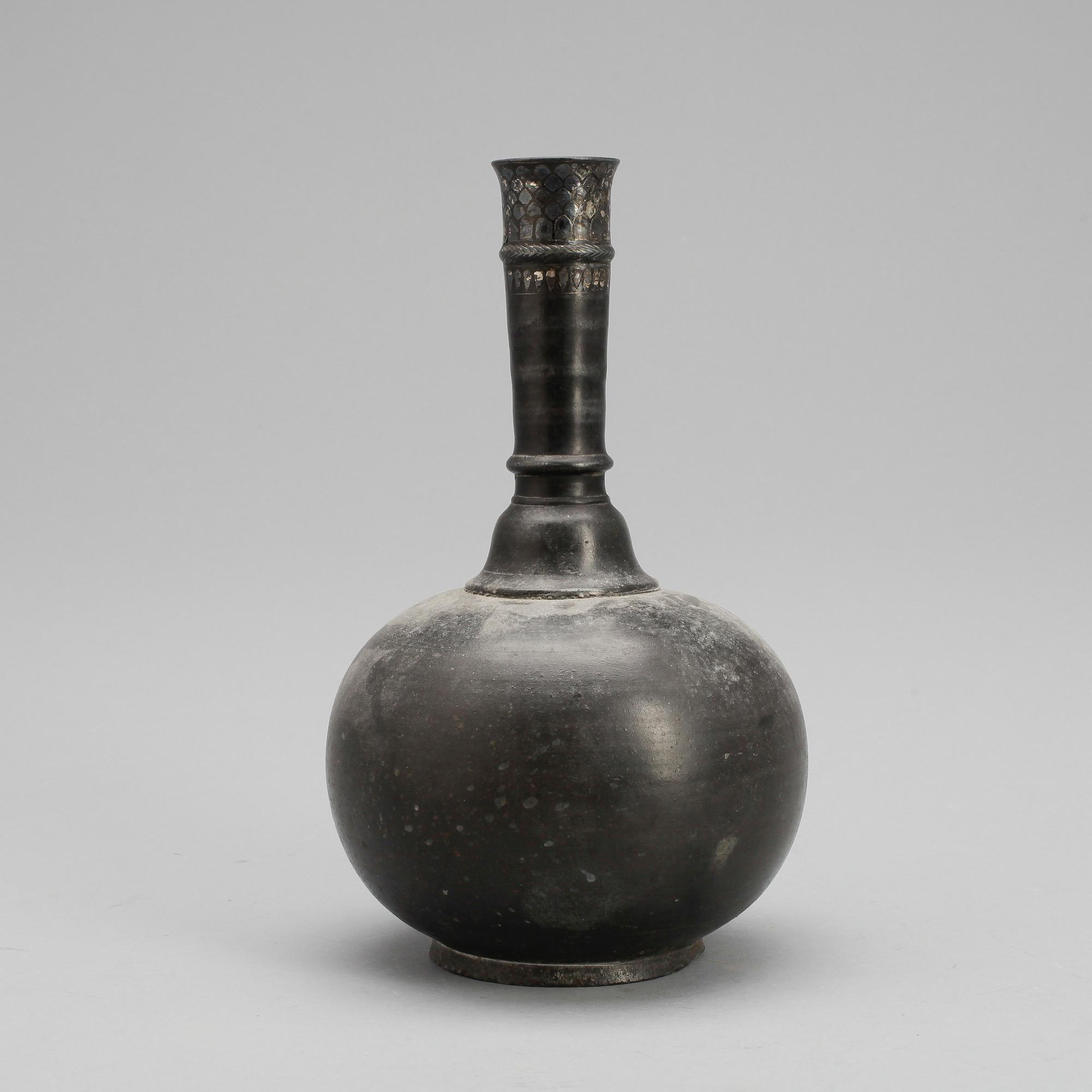 FLASKA/HUQQA, metall, "Bidri-arbete", Indien, omkring 1900.
