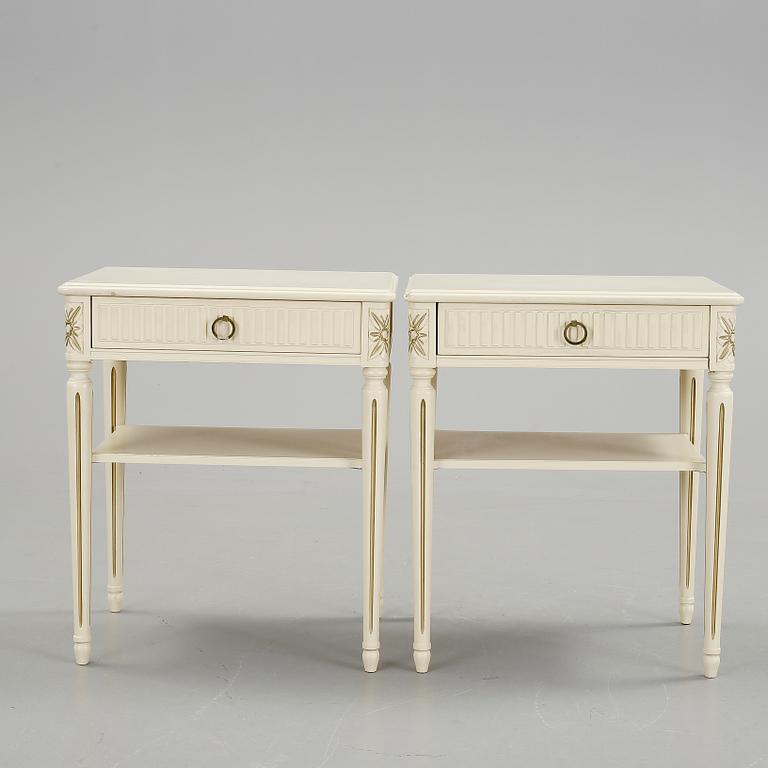 SÄNGBORD, ett par, gustaviansk stil, 1900-tal.