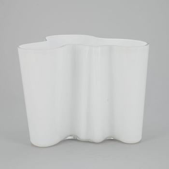 VAS, opalglas, signerad Alvar Aalto, Iittala 1970/80-tal.