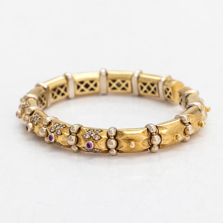 An ca. 18K gold bangle with diamonds approx. 0.50 ct. in total and rubies.