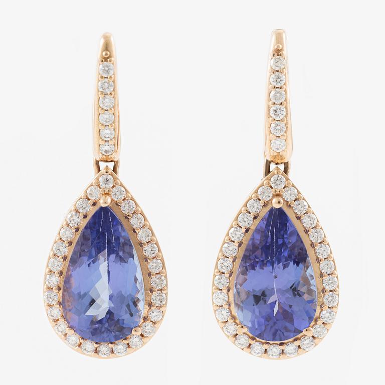 Ett par örhängen 18K guld med fasettslipade tanzaniter och runda briljantslipade diamanter.