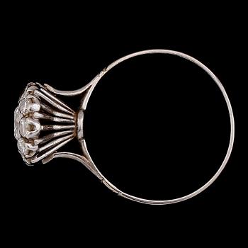 RING, 18 k vitguld, briljantslipade diamanter. Vikt ca 3,4 g.