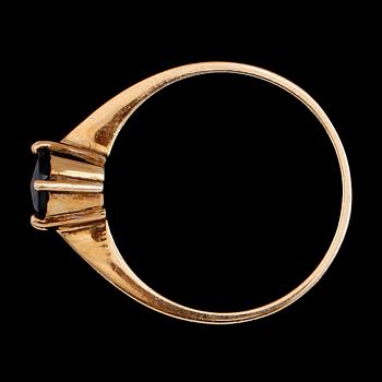 RING, 14 k guld, safir. Vikt ca 2,8 g.