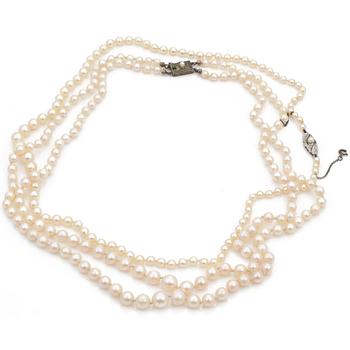HALSBAND, 2 st, med odlade pärlor samt silverlås.