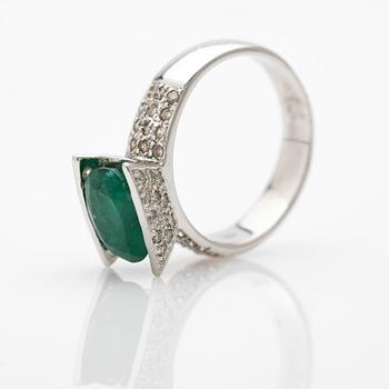 Ring, 18k gold with emerald and diamonds.