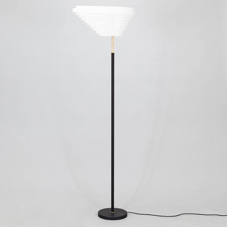 Alvar Aalto, golvlampa A 805 "Änglavinge", Artek, 2000-tal.