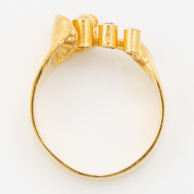 Ring in 18K gold set with three brilliant-cut diamonds.