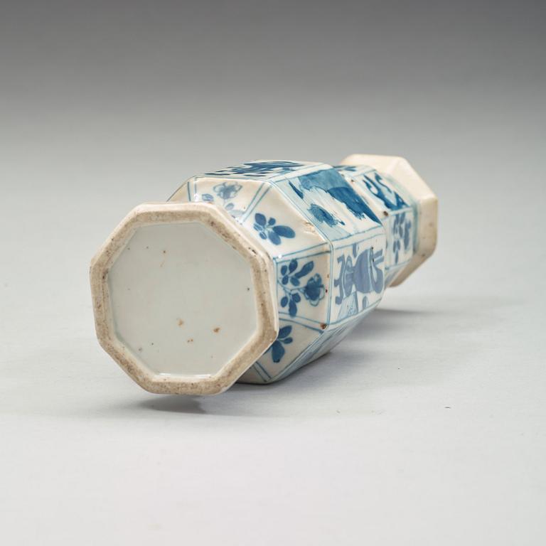 A blue and white vase, Qing dynasty, Kangxi (1662-1722).