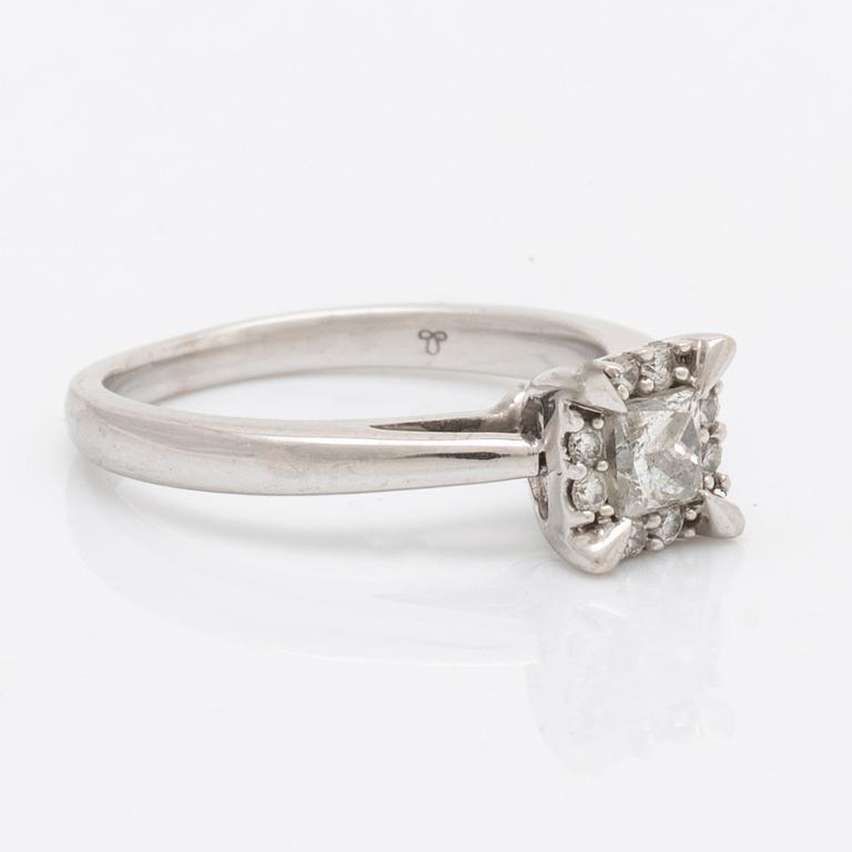 Ring 14K whitegold 1 princess-cut and brilliant-cut diamonds approx 0,30 ct in total.