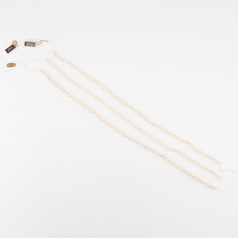 Three necklaces with cultured pearls, without clasps.