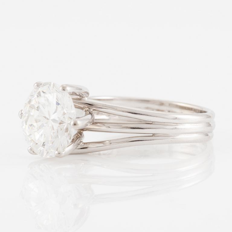 A ring in 18K white gold set with a round brilliant-cut diamond.