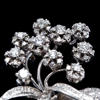 BROSCH, 14k vitguld, briljantslipade samt åttkantslipade diamanter ca 1.30 ct, Alessandria, Italien. Vikt ca 11 g.