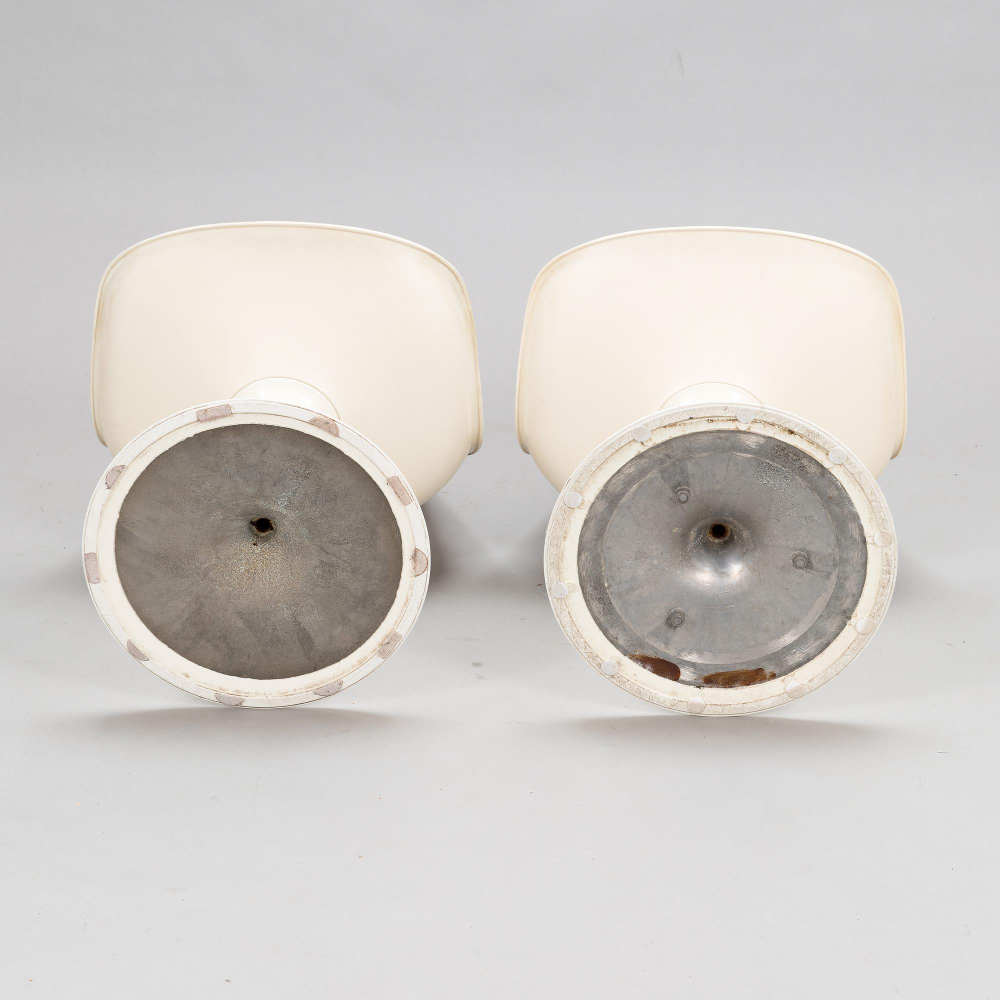 Eero Saarinen, A set of two "Tulip" chairs, designed 1955-56, for Knoll International.