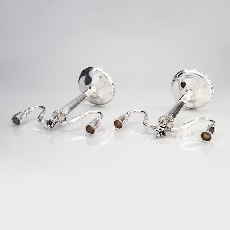 Kandelabrar, ett par, tvåarmade, silver, W.A. Bolin, Stockholm 1948.