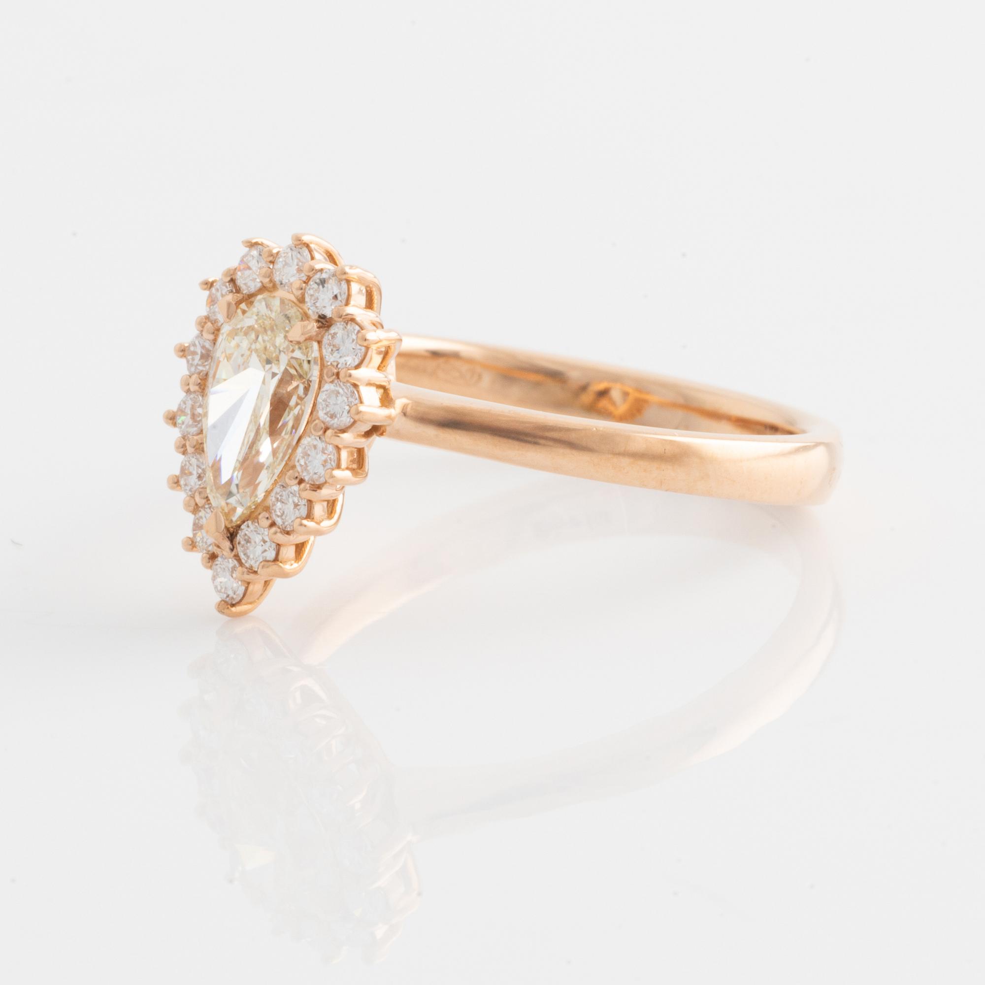 Ring with pear-shaped diamond 0.70 ct. accompanied by GIA dossier.