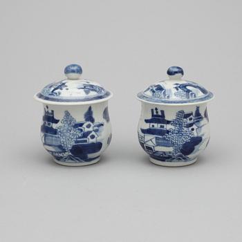 CREMEKOPPAR, 6 st, porslin, Kina, Jiaqing, 1800-tal.