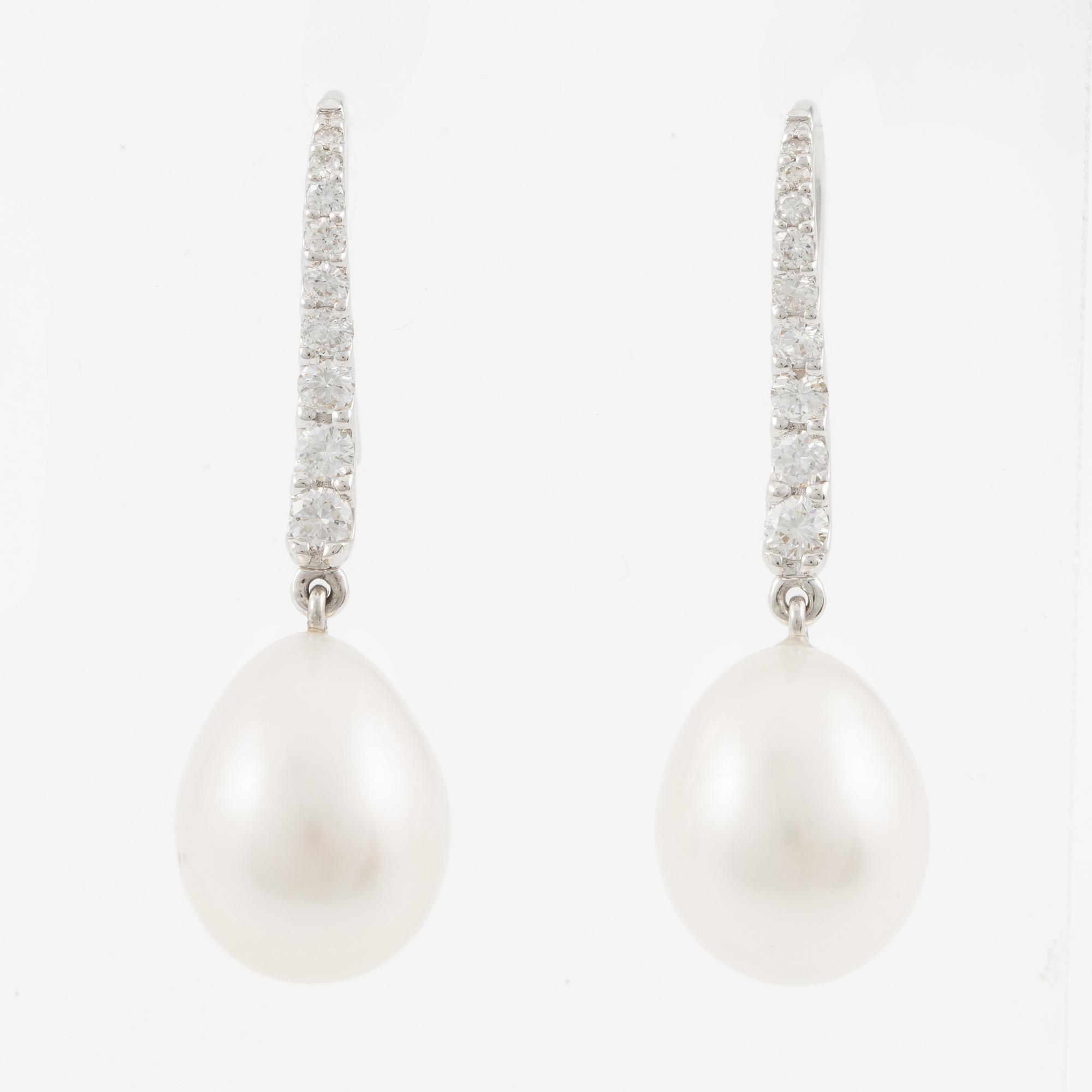 Earrings 18K white gold with cultured drop-shaped pearls and brilliant-cut diamonds.