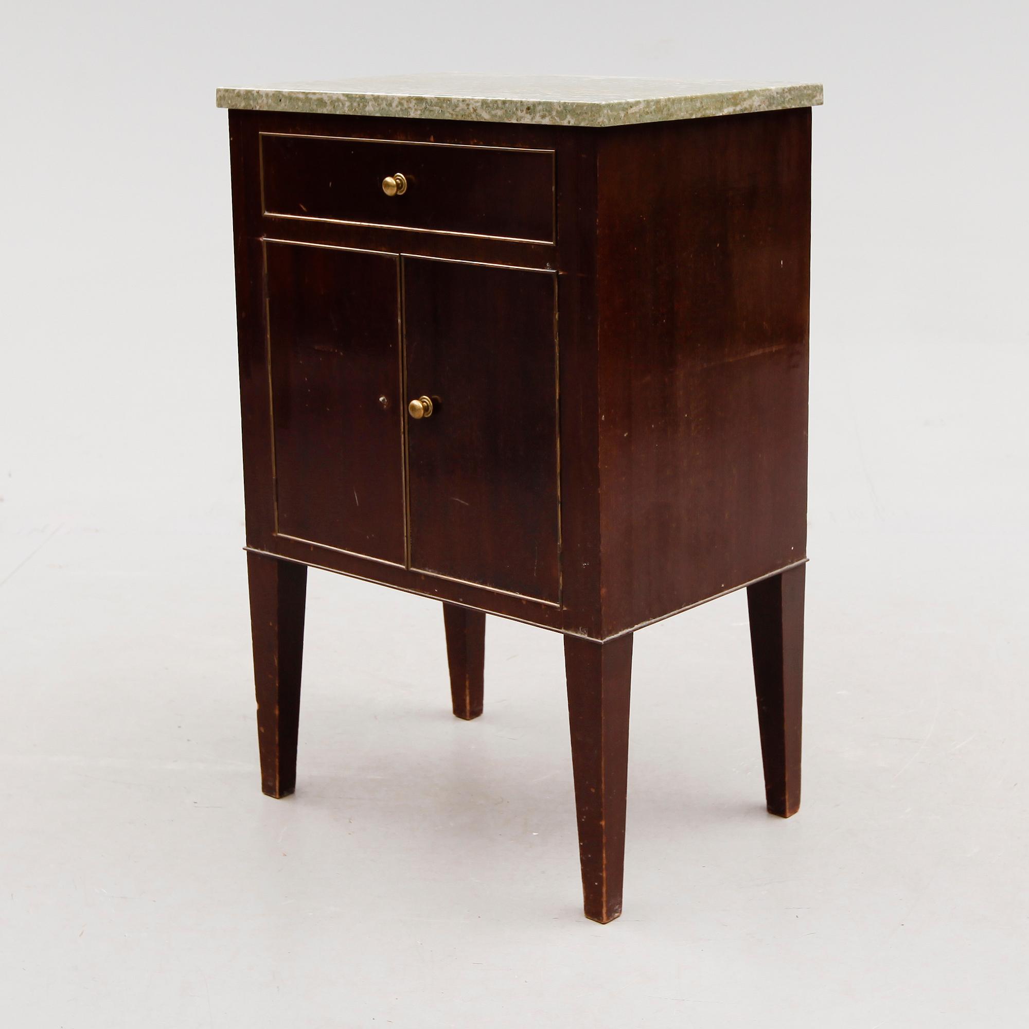 POTTSKÅP, gustaviansk stil, 1900-talets första hälft.