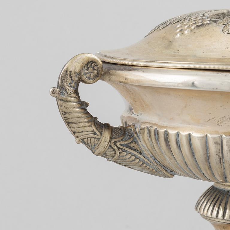 A Swedish silver sugar bowl with cover, marks of Magnus Fryberg, Jönköping 1830.