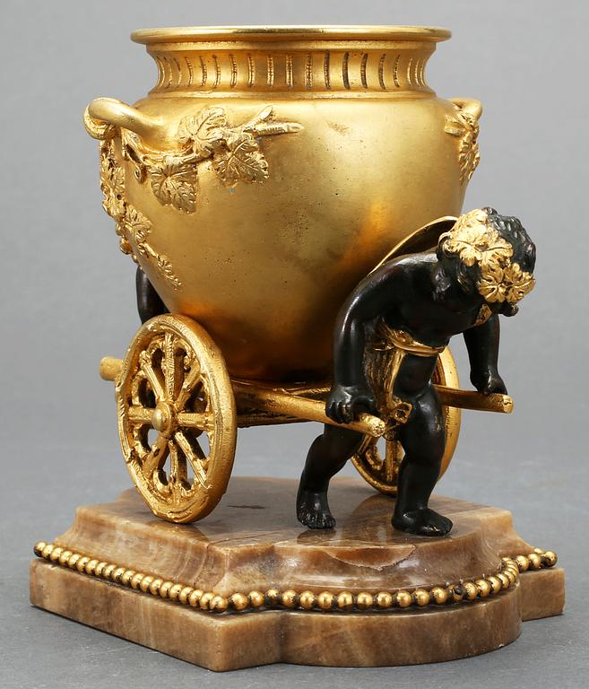 KAVIARSKÅL, förgylld brons, empirestil, omkr år 1900.