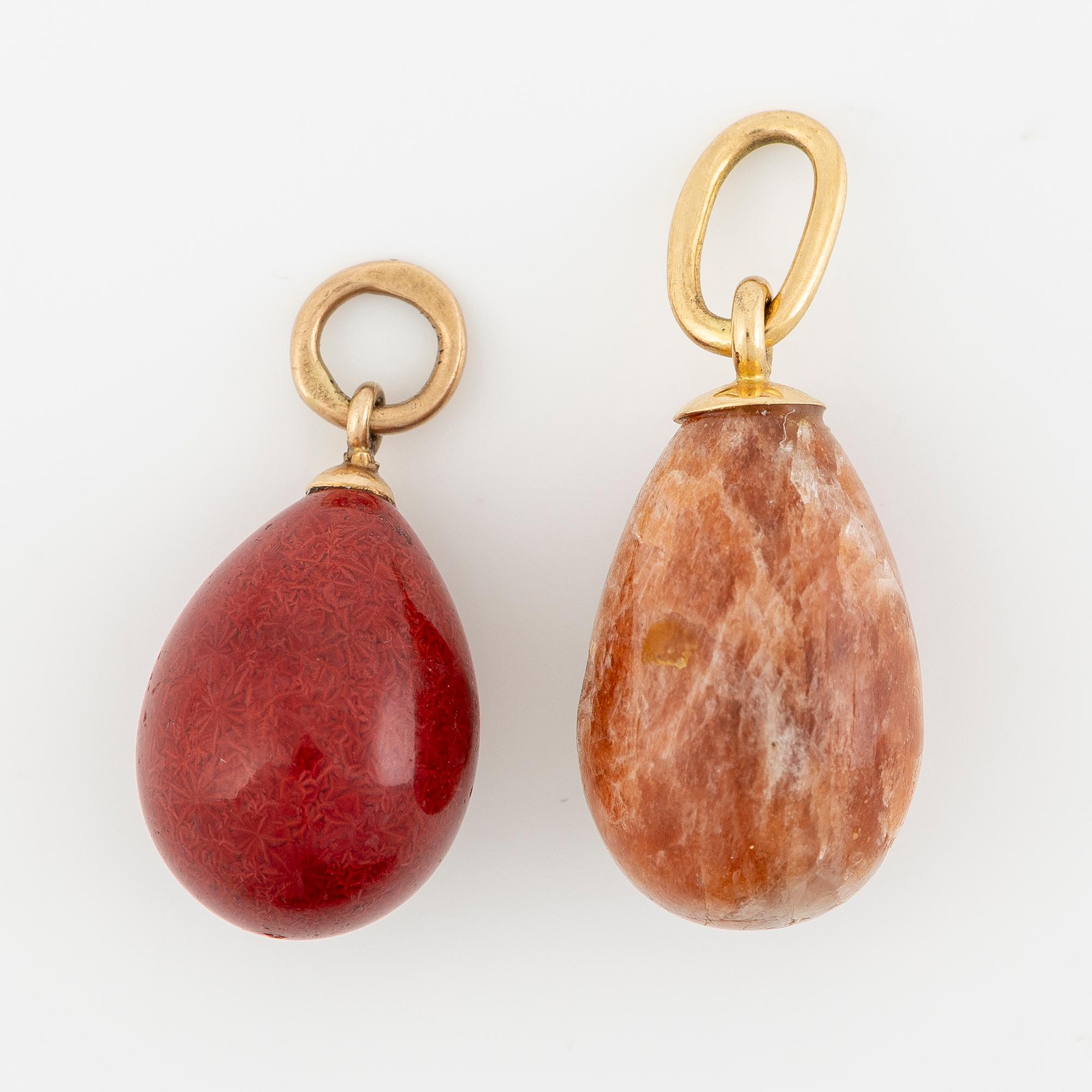 Pendants, 2 pcs, egg, red stone possibly purpurin and sunstone, 18K and 14K gold.