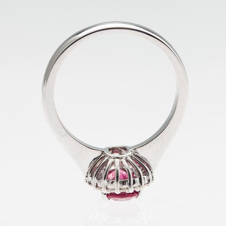 RING, 14K vitguld, rosa safir 1.70 ct. Briljanslipade diamanter 0.30 ct. Vikt 5,4 g.